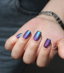 AILALUO Chrome nail polish swatch reveals green-blue iridescence.