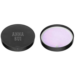 ANNA SUI Loose Face Powder refill 200 close-up shows smooth texture for refined pores.