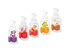 Bath & Body Works Warm Vanilla Sugar bottle highlights creamy foam for a cozy wash.