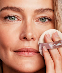 Biotulin Hydrolon compact jar close-up for quick wrinkle-smoothing touch-ups.