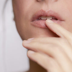 Blue Lagoon Microalgae nourishes lips with nutrients and antioxidants.