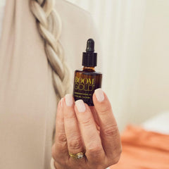 Boom Gold raspberry seed oil drop emphasizes antioxidant hydration on the skin.