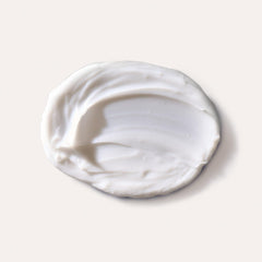 Borghese Splendide Mani hand applying cream for quick hydration
