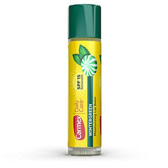 Application rapide du stick Carmex sur les lèvres, menthe-des-bois.