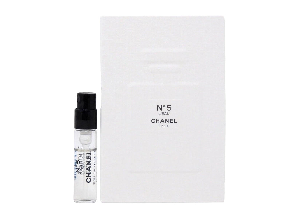 Chanel No 5 L'Eau bottle pour shows a fresh scent release for daily wear.