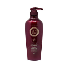 Daeng Gi Meo Ri shampoo bottle for normal to dry scalp provides moisture and nourishment.