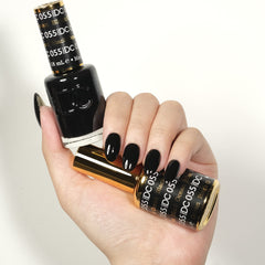 Daisy DND DC Black Ocean lacquer bottle for a glossy finish.