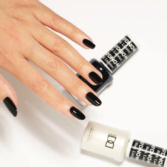 DAISY DND lacquer bottle in Black Licorice for durable finish.