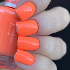 Daisy DND Peaches n Cream lacquer close-up highlights fast-drying finish and smooth application