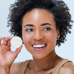 Demure Mineral Concealer loose-mineral texture demonstrates pure crushed minerals