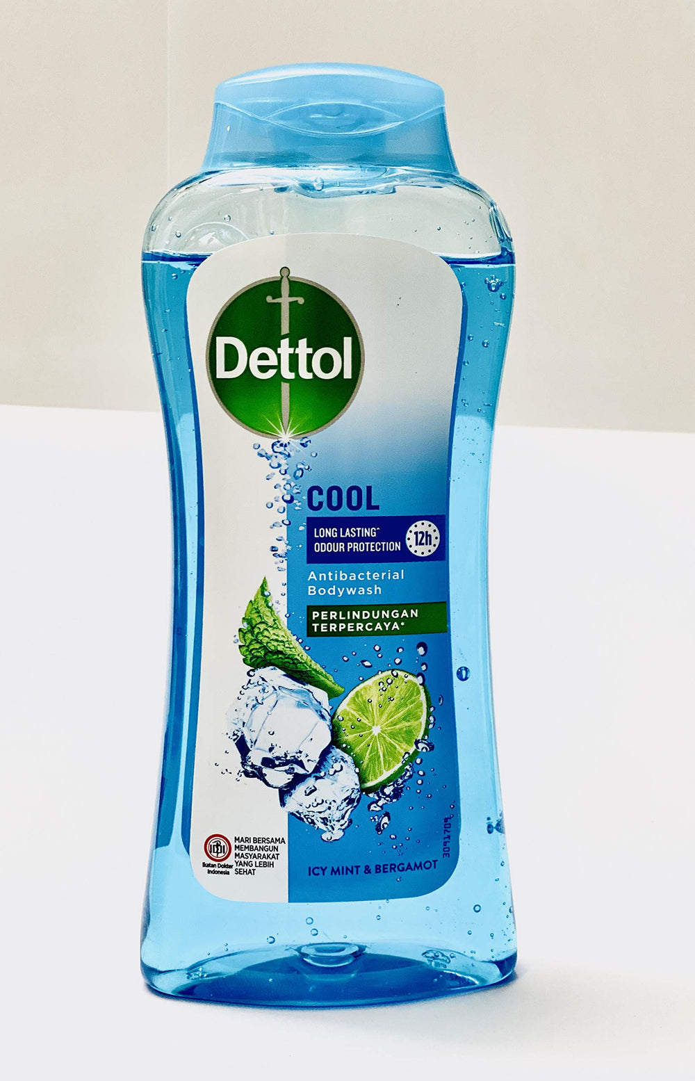 Dettol Cool Body Wash bottle front view with icy mint and bergamot for lasting freshness.