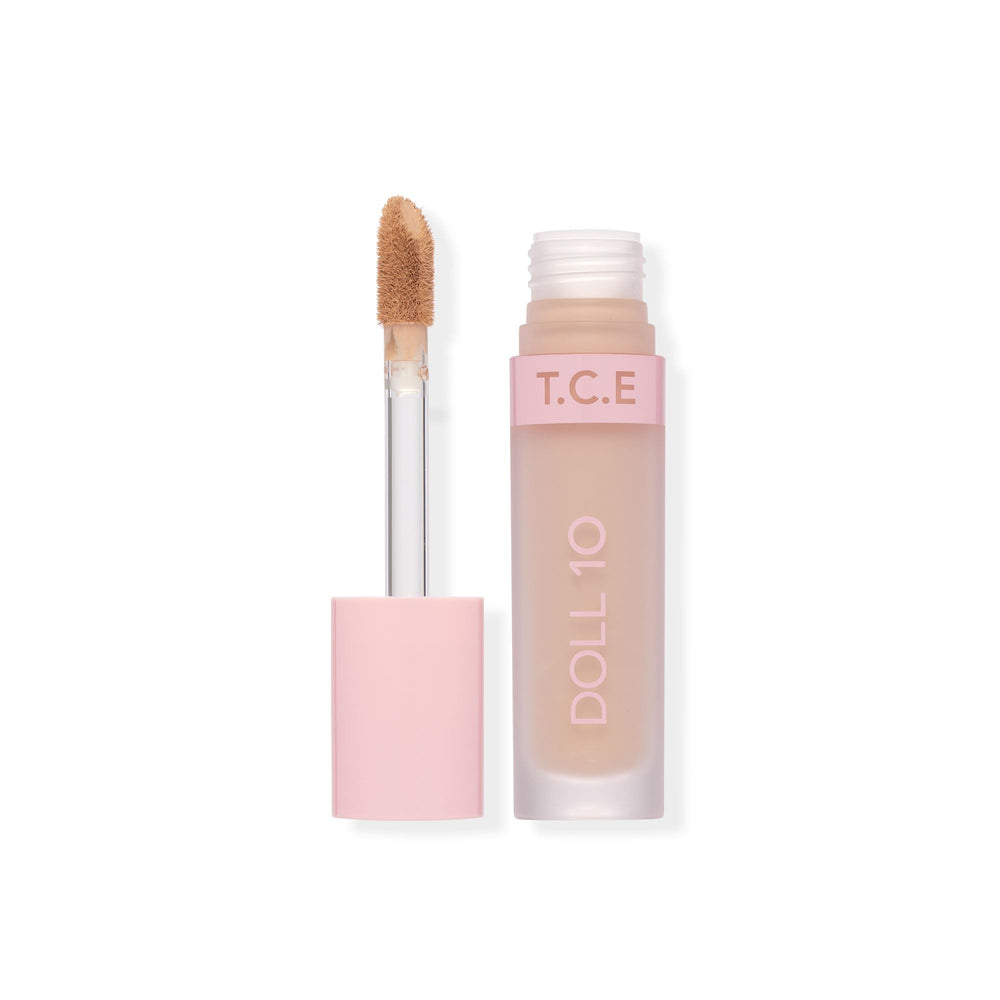 Doll 10 T.C.E concealer sur bouteille, couvrance durable et éclat léger.