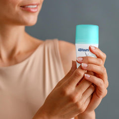 DurbaLife anti-transpirant 48h roll-on application demonstrates quick-dry protection during workouts.
