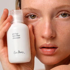 Tablet dissolving in water to create a gentle micellar cleansing solution.