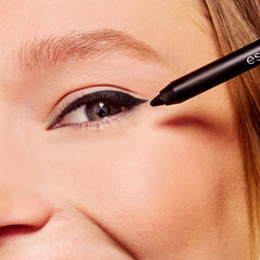 Smooth glide of essence Stay & Play Gel Eyeliner Black Raven on eyelid