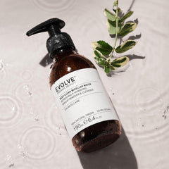 Hyaluronic acid molecule illustration suggests long-lasting moisture retention.