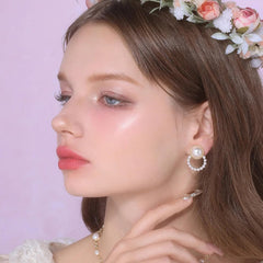 Flower Knows buildable radiance no-dust finish for versatile intensity on skin.