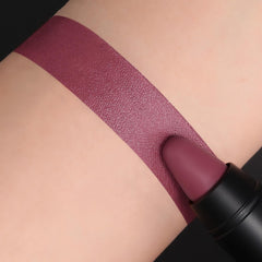 FOCALLURE Ultra Chic Lipstick close-up highlights even tone and durability.