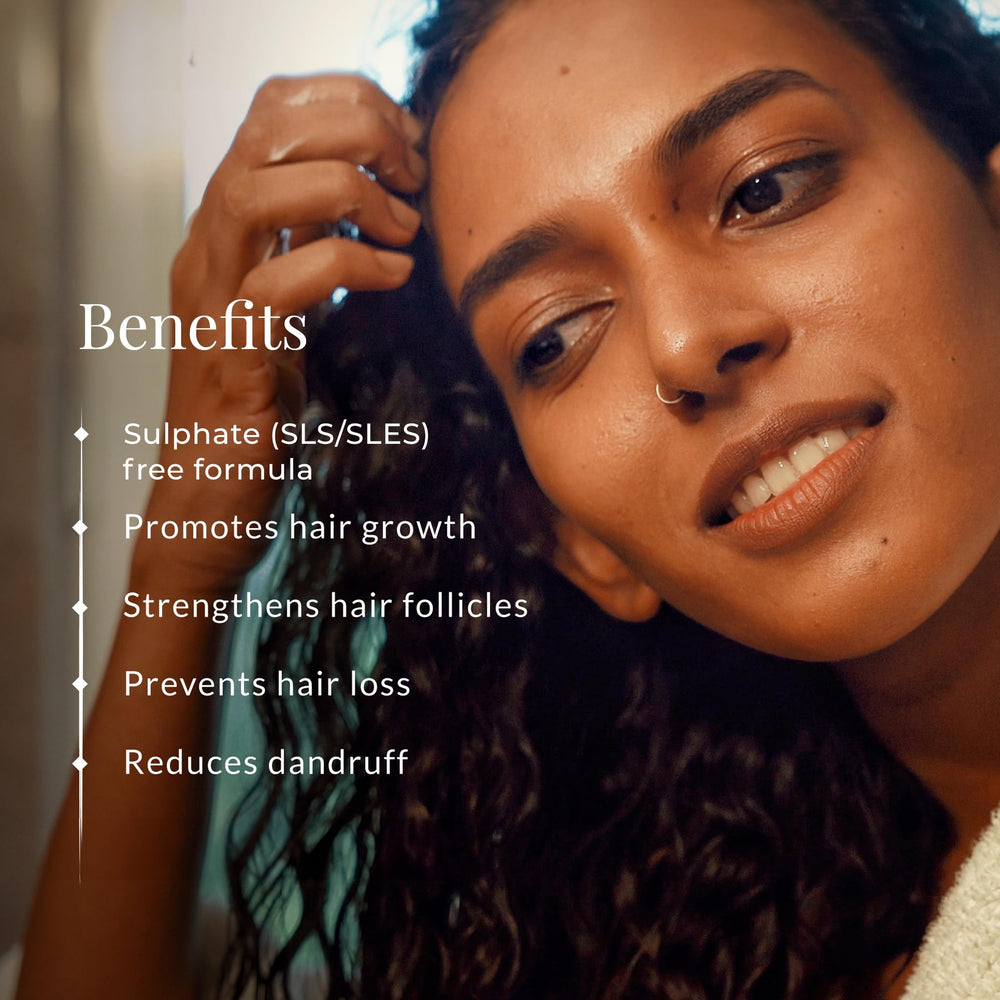 Étiquette claire sur la bouteille Forest Essentials Hair Cleanser, présentation naturelle.