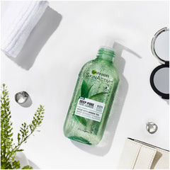 Closeup of Garnier SkinActive green tea ingredients and natural origins