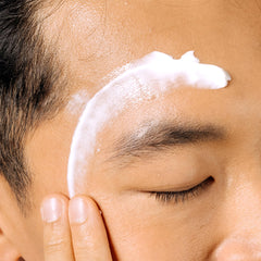 Geologie Oil Free Gel Moisturizer bottle emphasizes niacinamide for even-looking skin