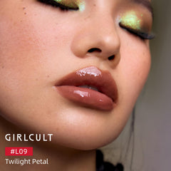 GIRLCULT Lipstick close-up reveals lustrous shine and lasting moisture.