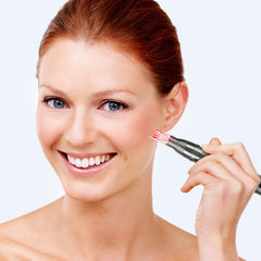Glemme derma roller pen ergonomic handle close-up helps comfortable use.