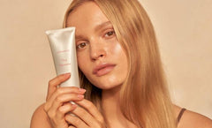 GLOMANCE Squeeze Gel Cleanser applied to face shows circular massage for active cleansing