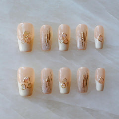 GLORS Purly nails with shell-piece accents and mica shimmer for a sophisticated look.
