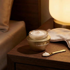 GLOWICTION Anew Night Restoring Cream texture close-up highlights a non-greasy finish.