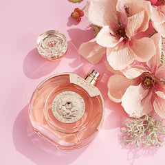 GUESS Bella Vita Rosa cap and atomizer for precise fragrance diffusion.