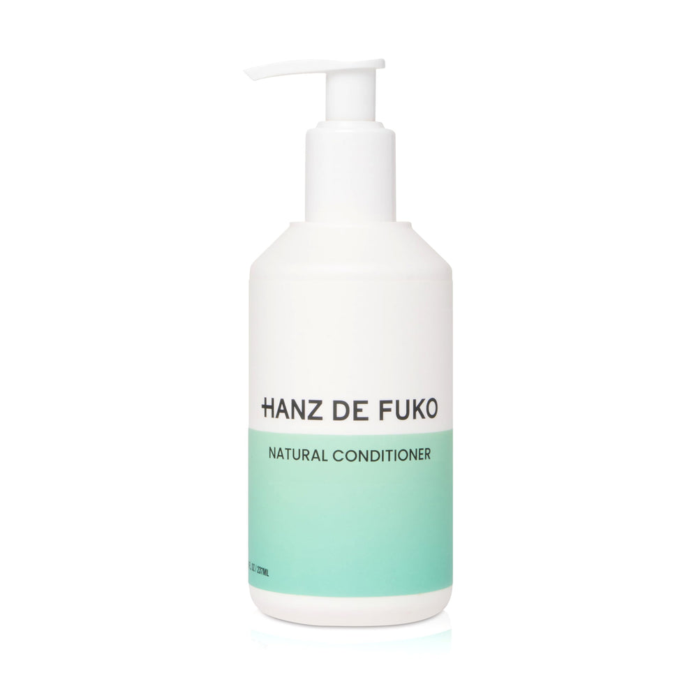 Hanz de Fuko Premium Natural Conditioner bottle pour for smooth, even moisture distribution.
