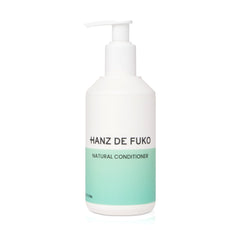 Hanz de Fuko Premium Natural Conditioner bottle pour for smooth, even moisture distribution.