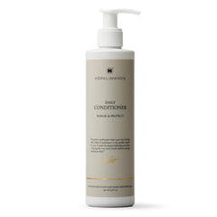 Harklinikken Daily Conditioner bottle pour showing smooth detangling potential