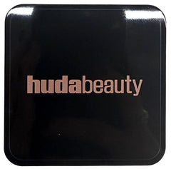 Huda Easy Bake Duo divider design prevents powder mess during use.