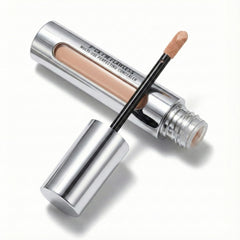 Il Makiage F*CK I'M FLAWLESS concealer packaging close-up for premium feel