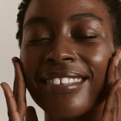 Close-up of hyaluronic acid with four molecular sizes delivering deep moisture.