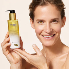 Isdinceutics Essential Cleansing Oil pump ensures easy daily cleansing.