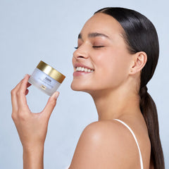 ISDIN Isdinceutics Hyaluronic Moisture swatch shows smooth, hydrating texture.