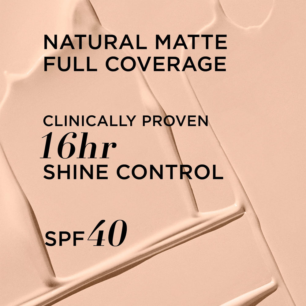 Texture mat naturelle qui lisse la peau sans effet lourd.