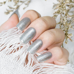 JODSONE high-gloss silver gel polish on nails for long-lasting sheen.