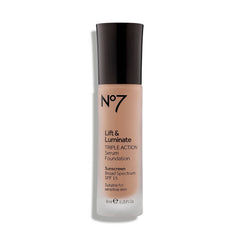 Flacon JoJo Siwa No7 Lift & Luminate Sérum Fond de Teint avec fini lumineux.