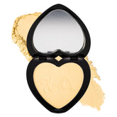 KimChiChic Almost Catfished polvo prensado bajo ojos tono banana para iluminar sombras.