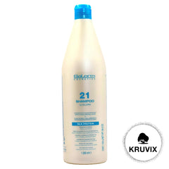 Kruvix Salerm 21 shampoo lather and application close-up for even distribution.