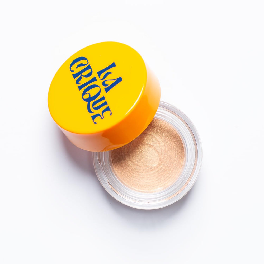 LA CRIQUE cream eyeshadow highlighter compact with lightweight shimmer.