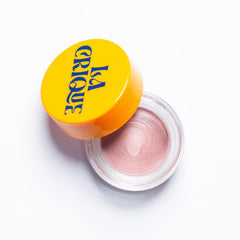 La Crique cream eyeshadow in retro pink adds luminous color and glow.