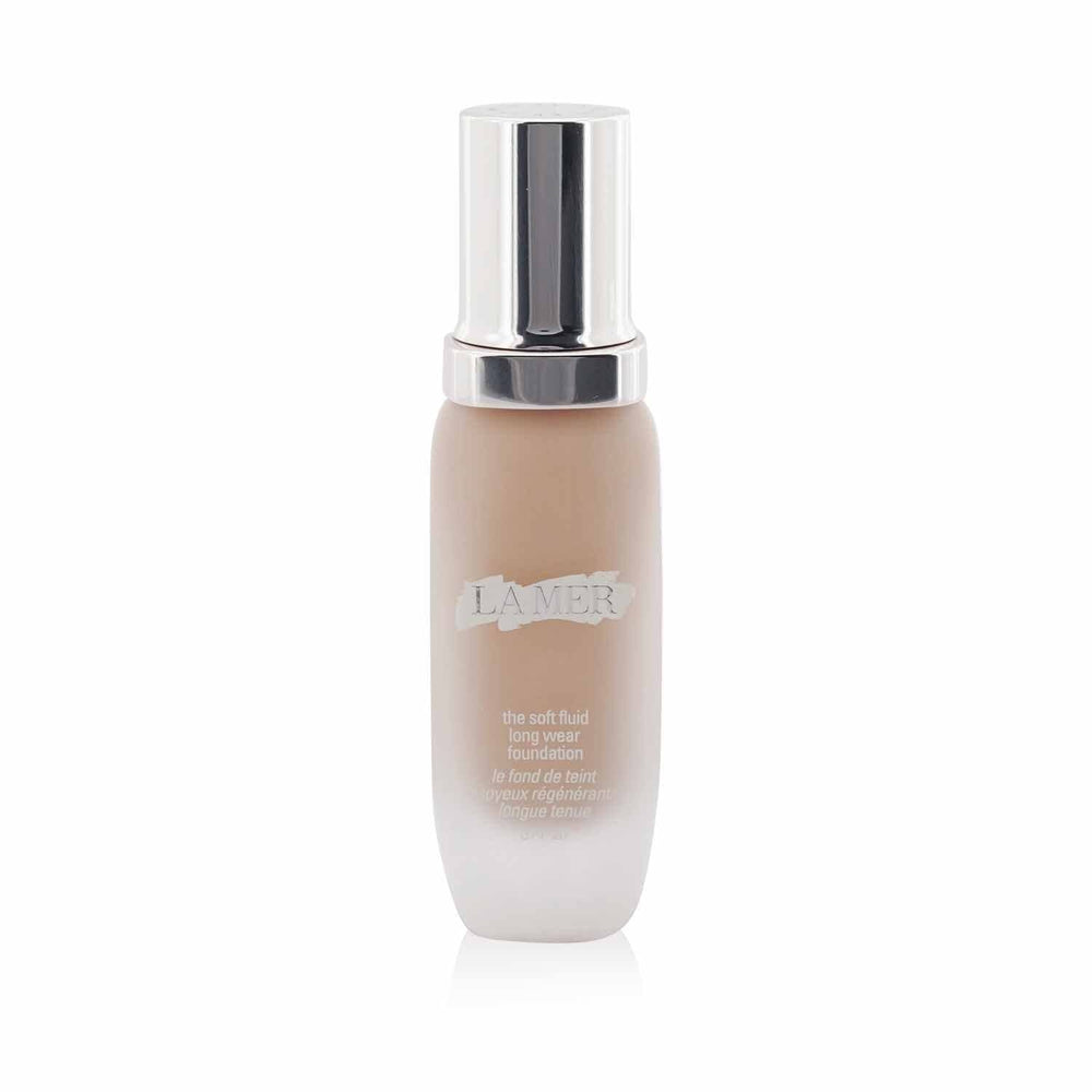 La Mer Soft Fluid Alabaster bottle for long wear and natural finish