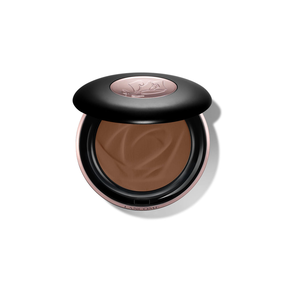 Lancôme Teint Idole Ultra Wear powder compact close-up showing the soft matte finish and pore-blurring effect.