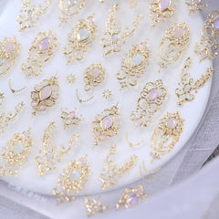 LIDUNANWU 5D self-adhesive gold nail stickers shown on natural nails for fast styling