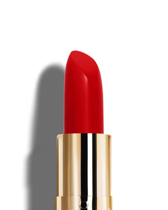 Lisa Eldridge Rouge Experience teardrop bullet helps sculpt and shape lips with precision.